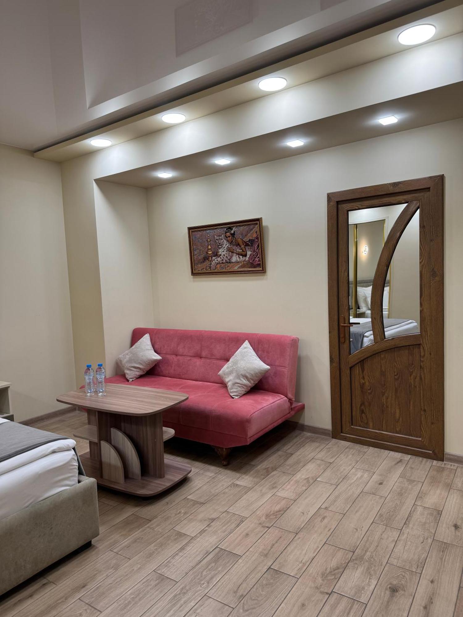 Central Hotel Гюмри Экстерьер фото